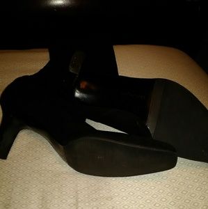 Women blk ankle boot style heel